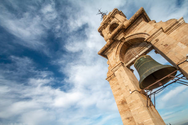 el miguelete im miguelete turm der st.-marien-kathedrale in valencia, spanien - glockenturm stock-fotos und bilder