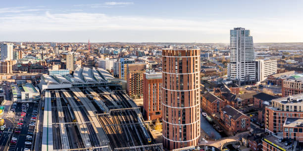 vista aerea della stazione ferroviaria della città di leeds - leeds england uk city famous place foto e immagini stock