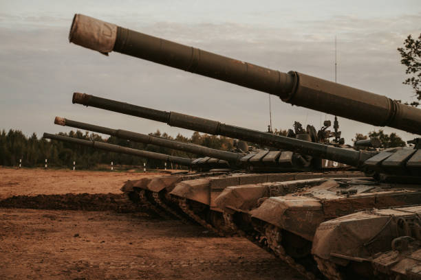 tank-top - military land vehicle armored vehicle tank war stock-fotos und bilder