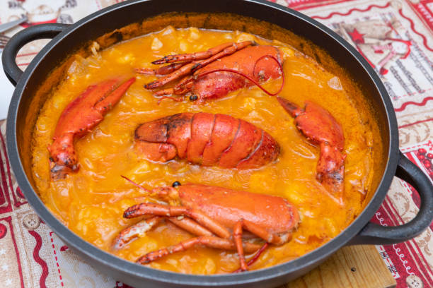 aragosta europea o aragosta comune con riso - seafood lobster paella prepared shellfish foto e immagini stock