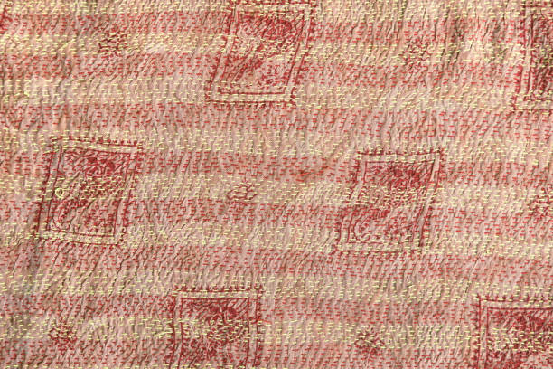 nahaufnahme von kantha stitch recyceltem vintage-seidenstoff. handarbeit technik der textildekoration, diy kantha quilt. handgefertigter revitalisierter alter roter stoff. - quilt patchwork pattern indian culture stock-fotos und bilder