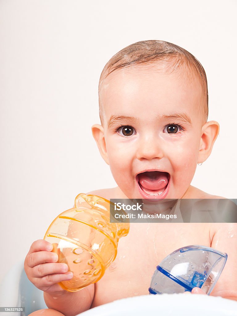 행복함 아기 목욕 - 로열티 프리 6-11 개월 스톡 사진
