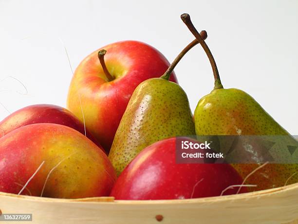 Foto de Maçãs E Peras e mais fotos de stock de Fruta - Fruta, Fundo Branco, Cesto