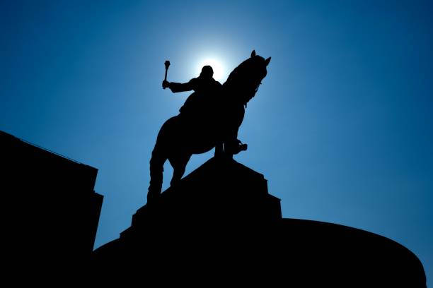 jan zizka reiterstandbild vor dem nationaldenkmal vitkov, prag, tschechische republik - vitkov stock-fotos und bilder