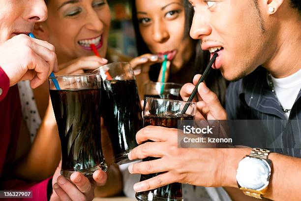 ソーダを飲みながらご友人とご一緒にバー - 飲むのストックフォトや画像を多数ご用意 - 飲む, コーラ, ソーダ類