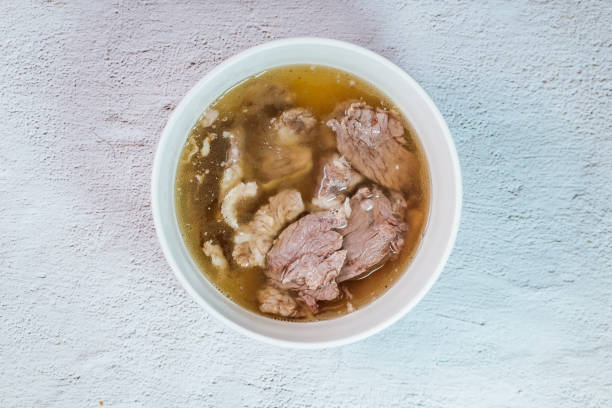 Galbitang, Korean style beef Short Rib Soup : Beef ribs, soaked in cold water to remove the blood, and white radish chunks simmered together until tender. The clear stock is rich and savory, and the tender meat falls off the bone. (Glass noodles may be added.) galbitang, sopa de costilla corta de carne de res al estilo coreano: costillas de res, remojadas en agua fría para eliminar la sangre, y trozos de rábano blanco hervidos a fuego lento hasta que estén tiernos. el caldo claro es rico y sabroso, y la carne