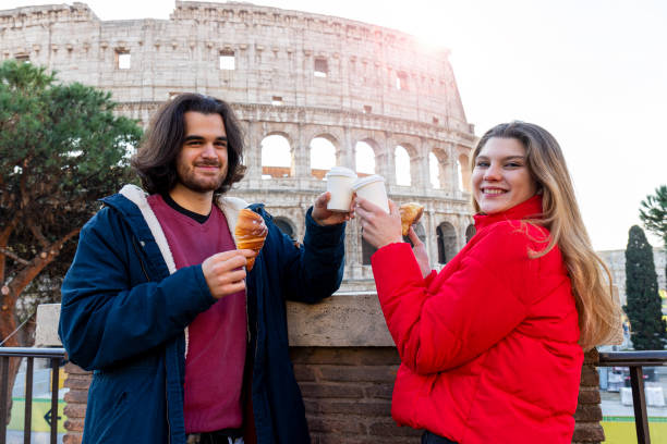junges paar reist nach rom. - coffee couple italy drinking stock-fotos und bilder