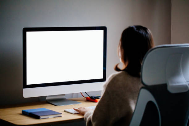 mujer trabajando en casa con una pc de pantalla en blanco - mirar por encima del hombro fotografías e imágenes de stock