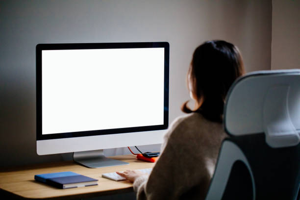 femme travaillant �à la maison avec un pc à écran vide - regarder par dessus son épaule photos et images de collection