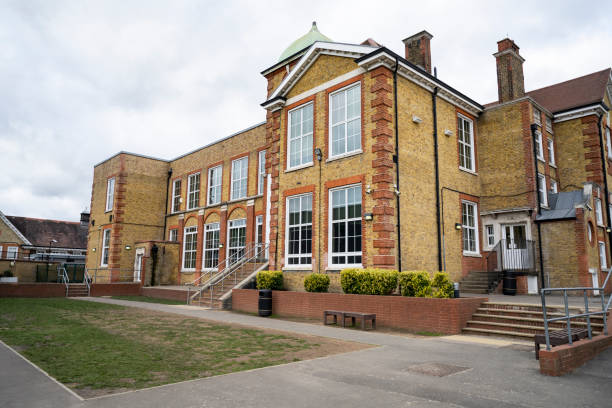 école secondaire britannique - secondary school building photos et images de collection