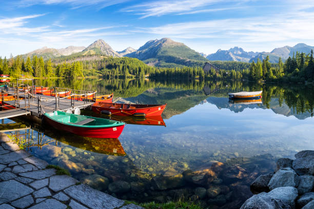 mattina di vacanza estiva al lago di montagna strbske pleso, slovacchia - carpathian mountain range foto e immagini stock