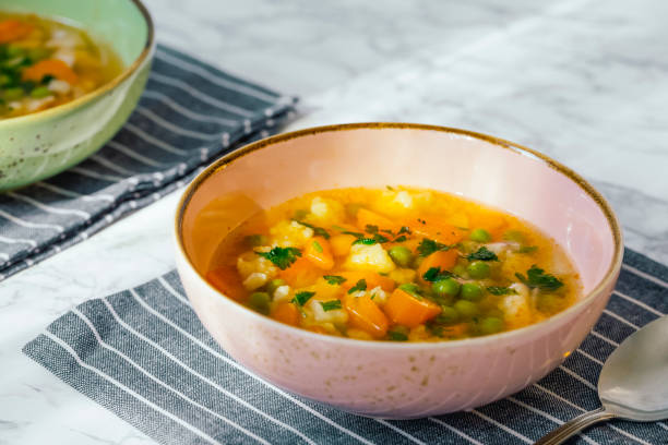 sopa de ervilha - vegan pea soup - fotografias e filmes do acervo
