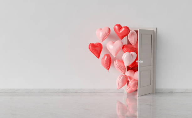 habitación con puerta abierta y globos en forma de corazón entrando - amor fotografías e imágenes de stock