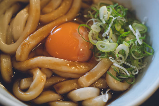 en la ciudad de ise, prefectura de mie, okage yokocho, fideos ise udon hechos a mano - ise fotografías e imágenes de stock