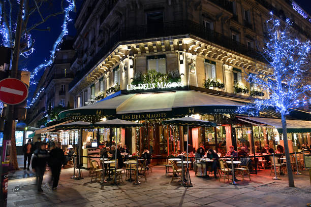 the cafe les deux magots, parís, francia. - people winter urban scene chair fotografías e imágenes de stock