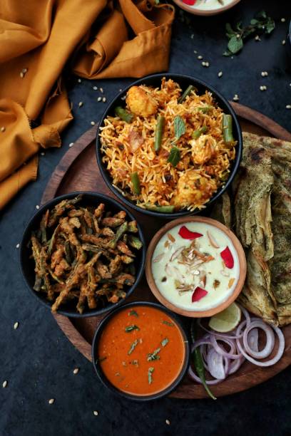 indisches essen thali flatlay - tellerlift stock-fotos und bilder