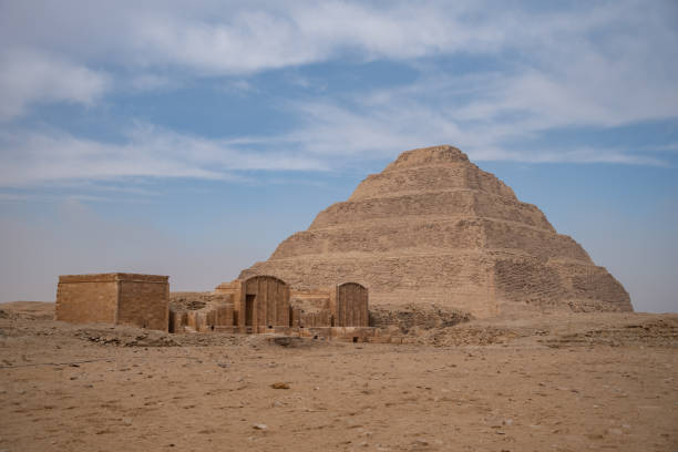 エジプトのサッカラ墓地に残る考古学的なサッカラのdjoserのステップピラミッド - saqqara ストックフォトと画像