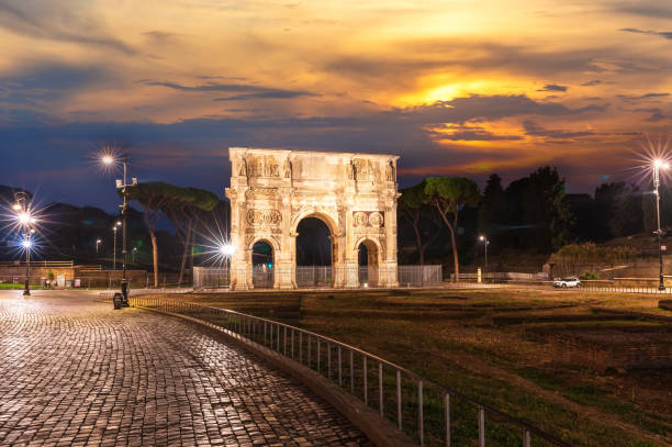 夕暮れ時のコンスタンティンの凱旋門、ローマ、イタリア - coliseum ancient rome rome roman ストックフォトと画像