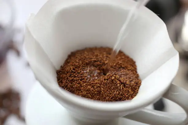 Preparing filter coffee from ground coffee beans with a ceramic diripper