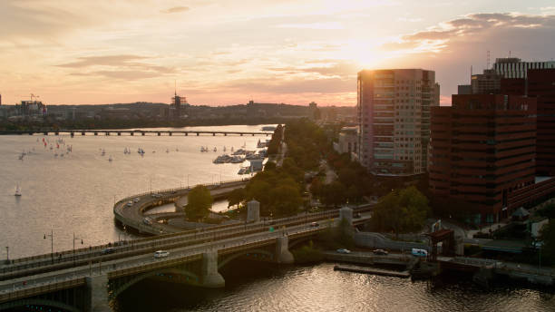 zdjęcie z lotu ptaka z rampy longfellow bridge i nabrzeża charles river w cambridge, ma o zachodzie słońca - boston charles river cambridge skyline zdjęcia i obrazy z banku zdjęć