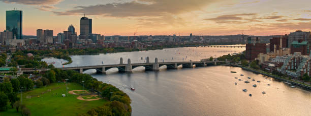 ボストンとケンブリッジの間を流れるチャールズ川のパノラマドローンショット - boston massachusetts new england back bay ストックフォトと画像