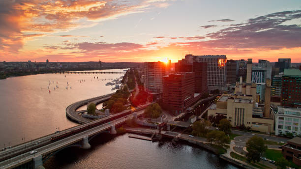 cambridge, massachusetts o zachodzie słońca, gdy pociąg zbliża się do mostu longfellow - aerial - boston charles river cambridge skyline zdjęcia i obrazy z banku zdjęć