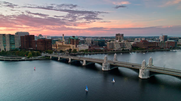 красочный закат в кембридже, массачусетс - воздушный - boston charles river city skyline стоковые фото и изображения