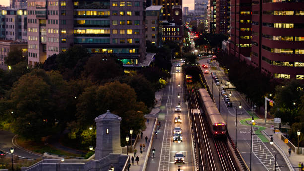 pociągi czerwonej linii mijają się w cambridge, ma - aerial - boston charles river cambridge skyline zdjęcia i obrazy z banku zdjęć