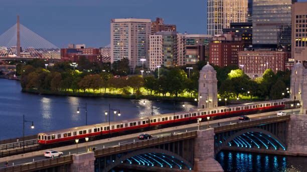 보스턴 지하철 열차 에 롱 펠로우 브리지 앳 나이트 폴 - 공중 - boston charles river skyline massachusetts 뉴스 사진 이미지