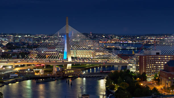 prise de vue aérienne du pont commémoratif leonard p. zakim bunker hill au crépuscule - boston skyline night city photos et images de collection