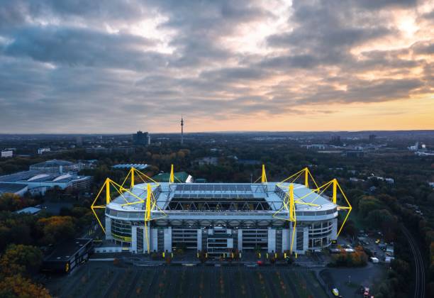 ドルトムントのウェストファーレンシュタディオン(シグナル・イドゥナ・パーク) - borussia dortmund ストックフォトと画像