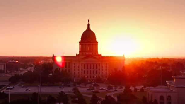 nascente sun banhando oklahoma state capitol building em orange light - antena - oklahoma state capitol - fotografias e filmes do acervo