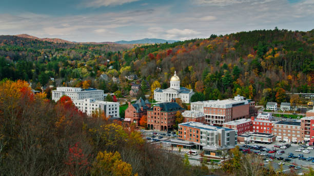 colori autunnali intorno alla state house e agli edifici del centro di montpelier, nel vermont - city symbol usa autumn foto e immagini stock