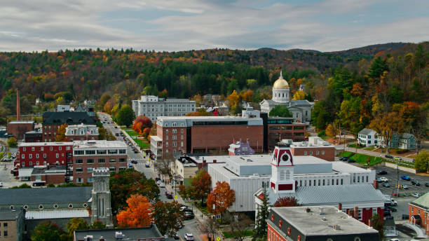 vista aerea lungo main st verso vermont state house a montpelier - stati uniti centro foto e immagini stock