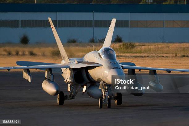 Avião A Jato - Fotografias de stock e mais imagens de Aeródromo - Aeródromo, Tropa, Agressão