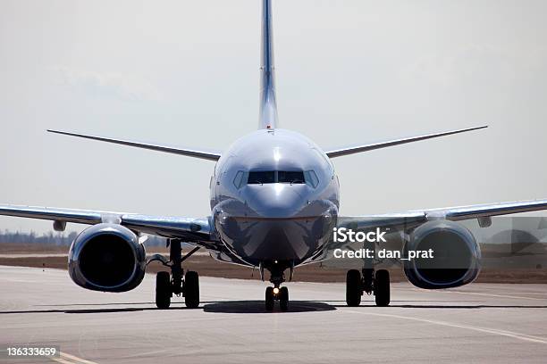 Samolot Kołować - zdjęcia stockowe i więcej obrazów Kadłub samolotu - Kadłub samolotu, Samolot, Widok od przodu