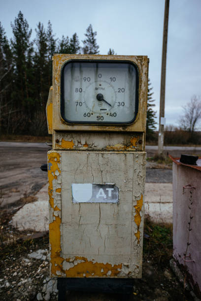 antigua gasolinera rota abandonada en rusia - old station natural gas russia fotografías e imágenes de stock