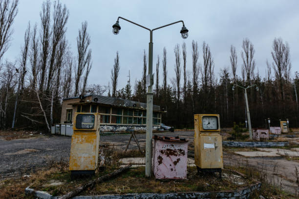 antigua gasolinera rota abandonada en rusia - old station natural gas russia fotografías e imágenes de stock