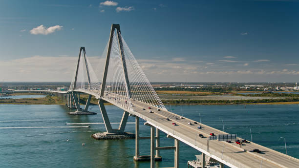 cooper river bridge in charleston, sc - drone shot - charleston south carolina south carolina bridge suspension bridge imagens e fotografias de stock