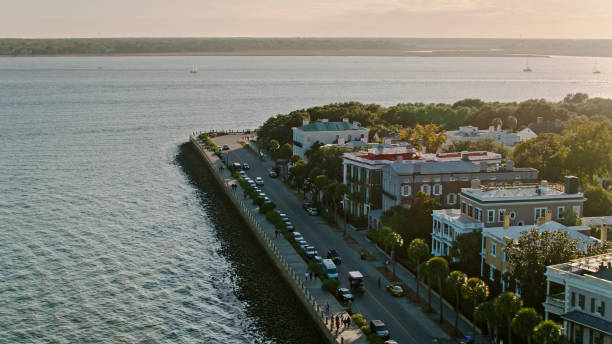 vue de drone sur la batterie à charleston, sc - charleston harbor photos et images de collection