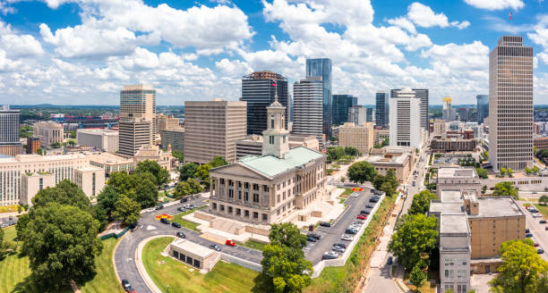 widok z lotu ptaka na nashville capitol i panoramę - tennessee zdjęcia i obrazy z banku zdjęć