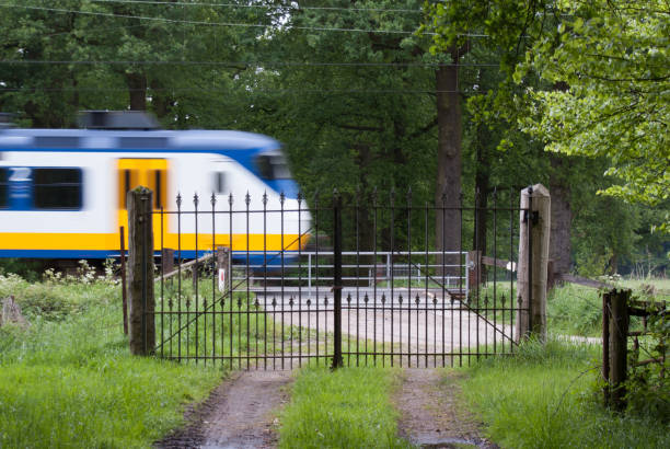 モーションブラー オランダ ns スプリンタートレイン、velp、オランダ - crossing railroad track boundary gate ストックフォトと画像