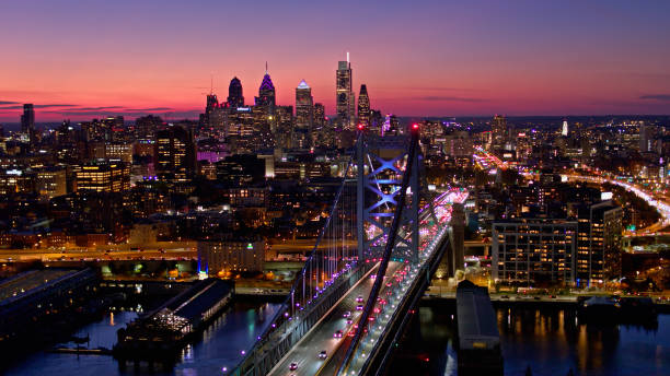 ベンフランクリン橋とフィラデルフィア、日没時のpaのドローンショット - philadelphia ストックフォトと画像