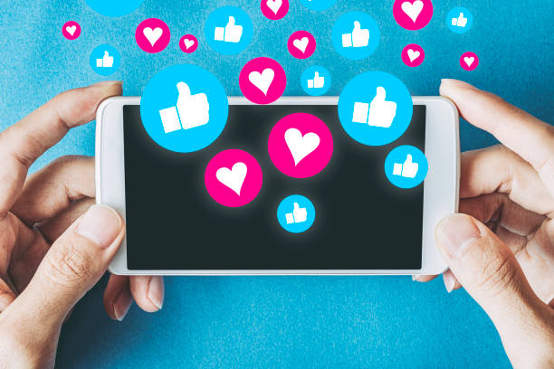 istock People who enjoy SNS on smartphones 1363349821