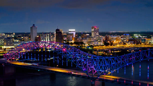 pokaz świetlny na moście hernando de soto w nocy z downtown memphis beyond - memphis tennessee obrazy zdjęcia i obrazy z banku zdjęć