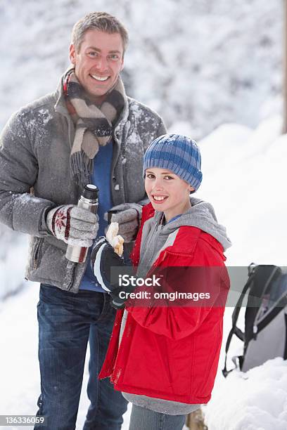 Vater Und Sohn Machen Sie Halt Um Einen Snack Bei Ihrem Walk Stockfoto und mehr Bilder von Kind