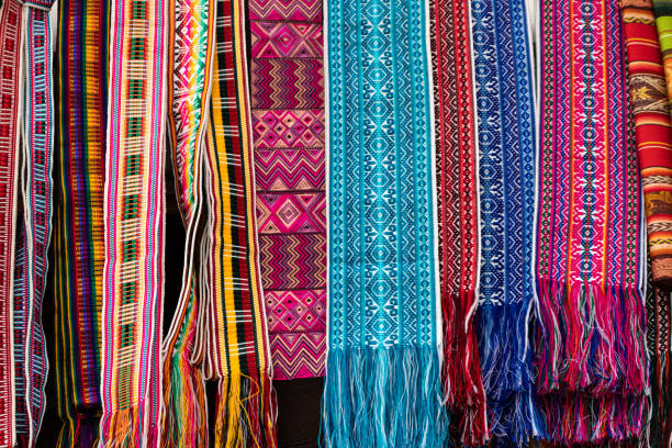 織りカラフルなファブリックベルト、エクアドル - オタバロ ストックフォトと画像