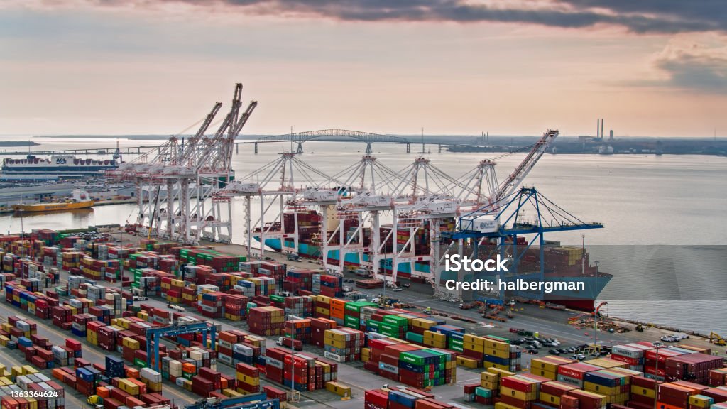 Tải tàu container tại cảng Baltimore - Trên không - Trả phí Bản quyền Một lần Bến tàu thương mại - Quận Bức ảnh sẵn có Tải tàu container tại cảng Baltimore - Trên không - Trả phí Bản quyền Một lần Bến tàu thương mại - Quận Bức ảnh sẵn có