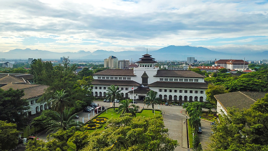 Vista aérea de Gedung Sate, Bandung, Java Occidental, Indonesia con hermoso cielo y paisaje de la ciudad. Antiguo edificio histórico con estilo de decoración artística, Oficina del Gobernador photo