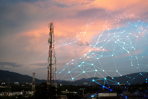 Torre de telecomunicaciones para la red 2G 3G 4G 5G durante la puesta del sol. Antena, BTS, microondas, repetidor, estación base, IOT. Concepto de tecnología en internet y comunicación móvil photo